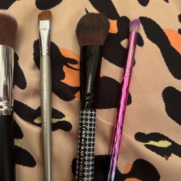 💗 2 for $25 💗 Makeup brush bundle! Luna Magic, Beauty Creations, and more! - Picture 4 of 4